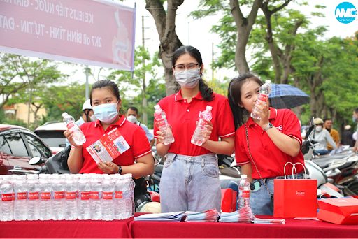 Tiếp sức mùa thi 2022: Học viện đào tạo ICE tài trợ 4000 chai nước cho thí sinh, phụ huynh và hội đồng coi thi tại Chuyên Nguyễn Trãi